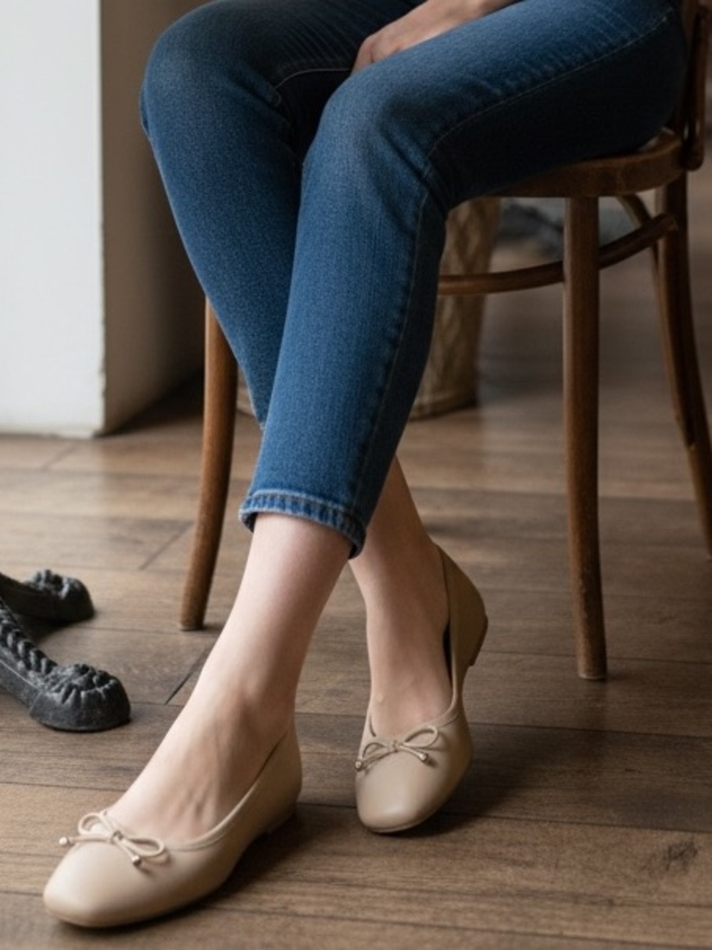 NEW, NEVER WORN: Women's String Bow Ballet Flats, Faux Leather, Tan/Nude, Sz 10